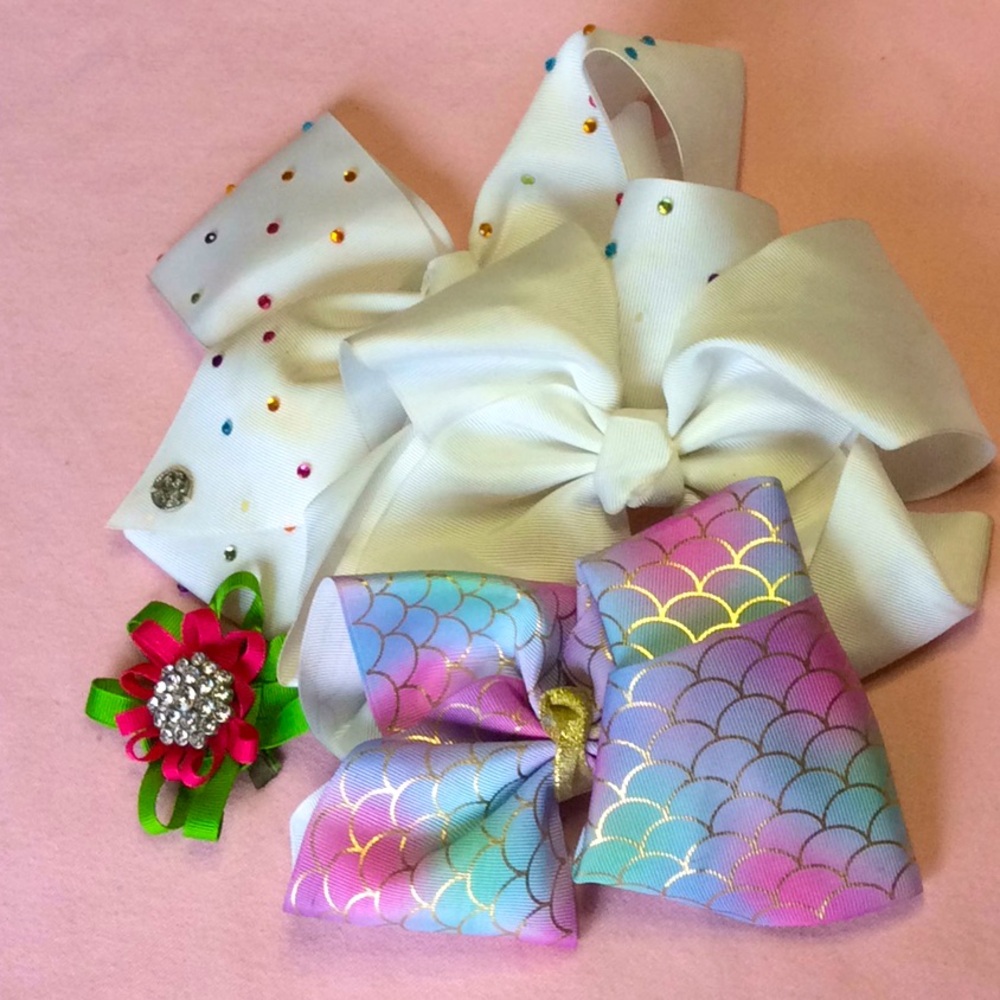 FINAL SALE PRICE 4 Piece Colorful Hair Clips/Bows